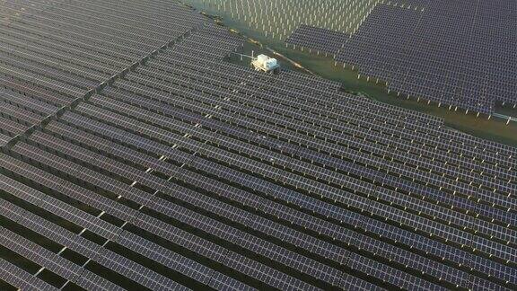 早晨水上太阳能发电站的航拍照片