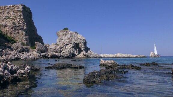 地中海海景宁静海湾的风景如画的悬崖