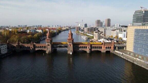 无人机拍摄的柏林市中心著名的Oberbaumbruecke大桥