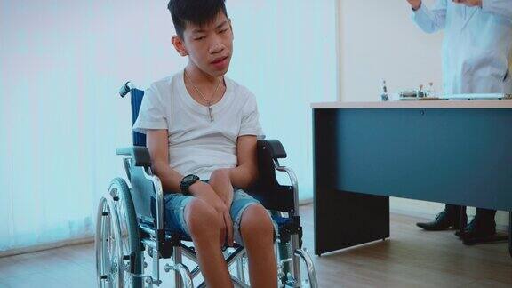 医院里有个残疾的年轻人
