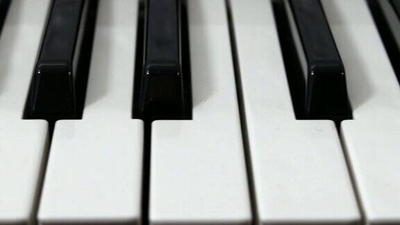 钢琴键盘滑