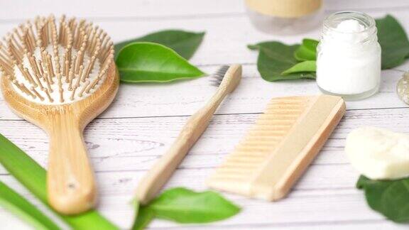 生态浴室配件特写木发刷梳子牙刷有机面霜洗发棒肥皂环保美容套装理念