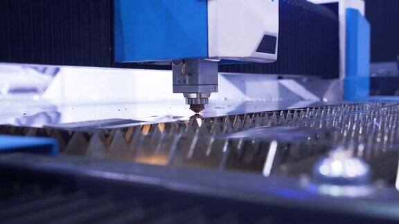 机器人技术和工程工业用数控等离子激光切割机室内明亮的火花钣金切割过程自动化工业中的现代工具慢镜头特写镜头