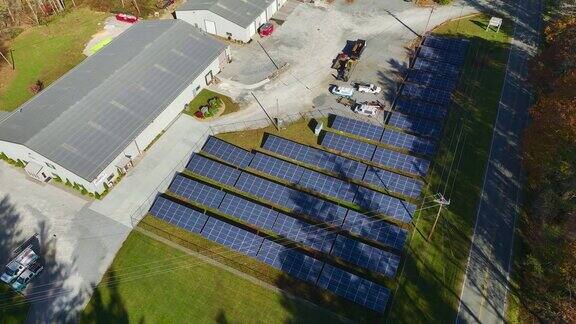 太阳能发电厂鸟瞰图光伏板安装在工业建筑地面上生产绿色生态电力