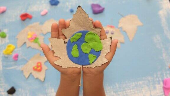 地球日孩子们在雕刻橡皮泥星球保护环境拯救我们的地球生态学艺术观念的学习和教育拼贴