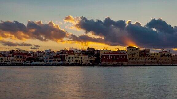希腊Chania的景色港口海湾日落天空云太阳船旅游景点时间流逝夏天希腊城市-4K时间流逝