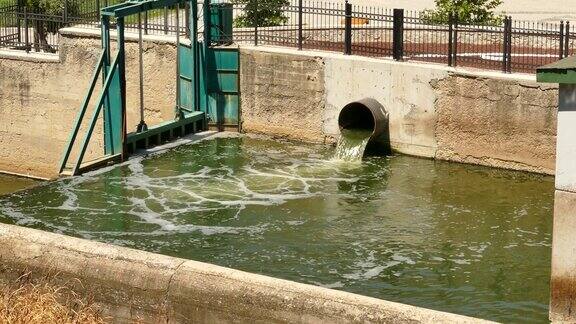 工业废水池中的锈水流动