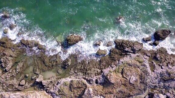 海浪冲击着海岸的岩石