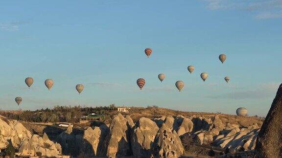 土耳其卡帕多西亚的热气球洞穴城