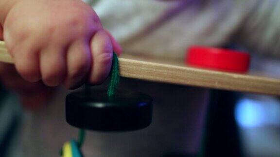 蹒跚学步的婴儿玩传统的木制玩具