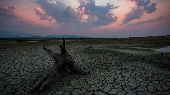 时间推移:旱季干湖附近的龟裂土地
