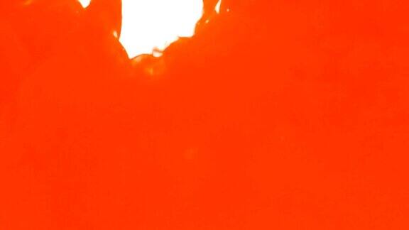 橙色丙烯颜料墨滴与水混合抽象背景