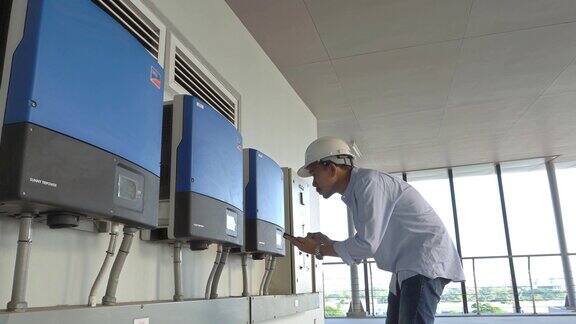 工程检查员检查控制面板