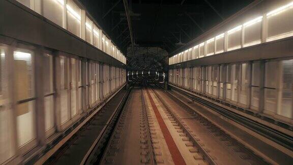从行驶的火车后窗看到的地铁隧道的景象从现代地铁站开出的地铁列车巴塞罗那一列地下列车沿着其路线行驶的长镜头4k