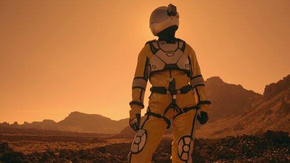 火星漫步女宇航员探索铁锈色沙漠站在岩石之间看风景