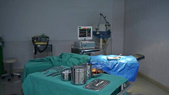 医院的手术室配有工作监视器、手术设备和病床
