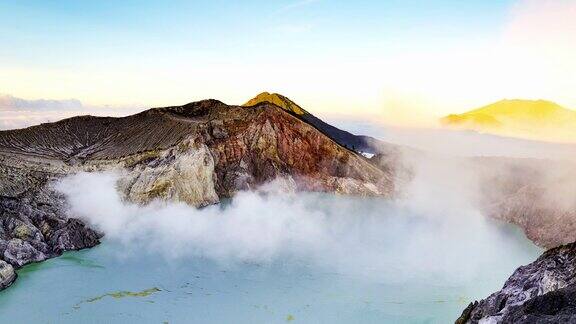 日出时的伊真火山(MountIjen)一座火山和硫磺矿位于印度尼西亚东爪哇的Banyuwangi附近