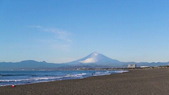日本神奈川县Enoshima海滩上富士山上的雪线