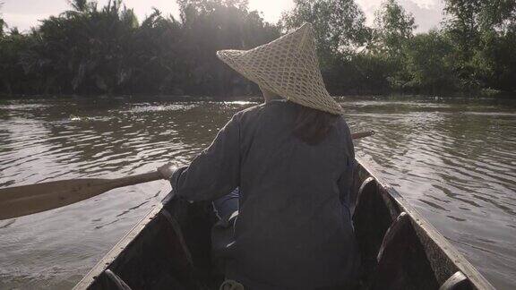 4k在泰国妇女们在河上划船