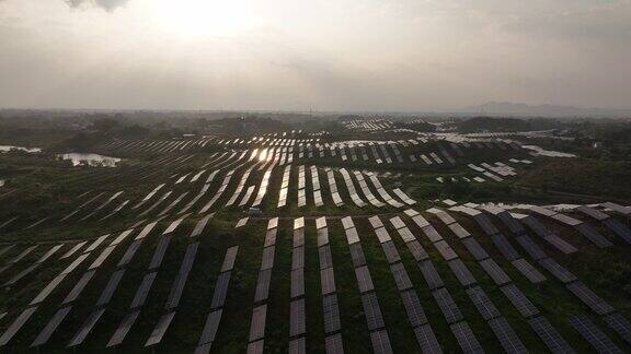 覆盖山顶的太阳能发电厂的航拍照片