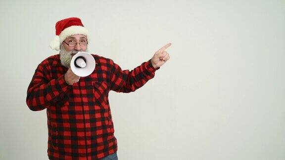 一名成年老人戴着圣诞老人的帽子在灰色背景上放着扩音器上面有四张拷贝
