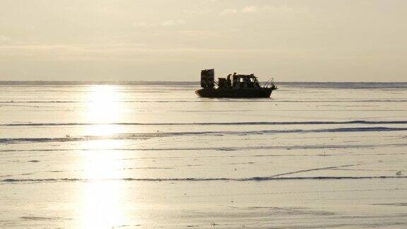 贝加尔湖冰冻湖面上的气垫船