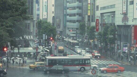 下雨天东京涩谷十字路口的延时Arial视图