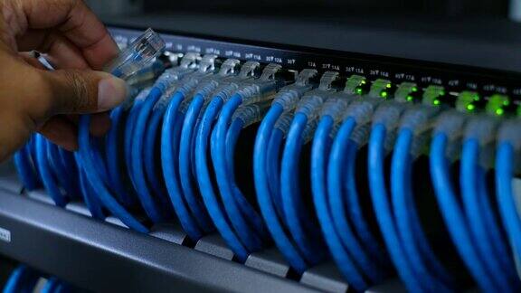 网络管理员正在检查端口上的电缆指示灯状态闪烁