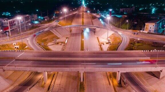 公路路口鸟瞰图和时间间隔摘要在泰国清迈的十字路口夜路环线