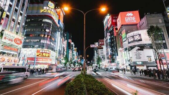 时光流逝的汽车交通运输拥挤的亚洲人在日本新宿歌舞伎町的夜晚过马路日本的夜生活文化东京的地标性旅游景点或交通概念