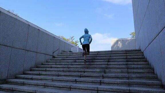 健身运动女人跑上楼在城市