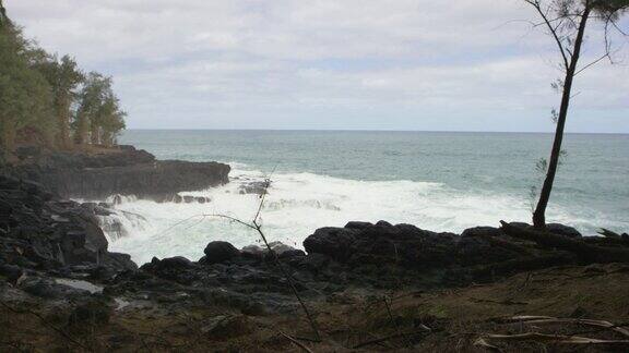 海浪冲入海湾的风景