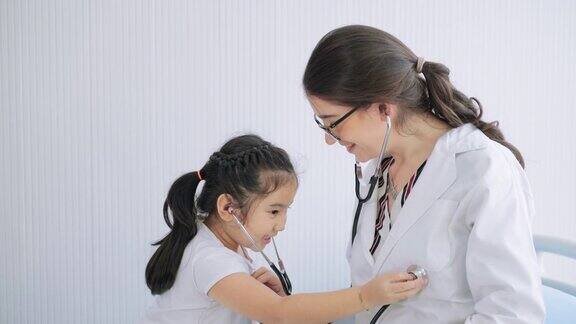 为了让孩子在治疗中更加合作儿科医生通过逗弄儿童患者来减轻压力和化解孩子的行为