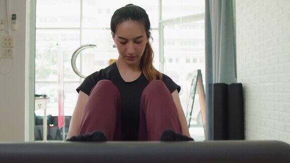 在普拉提健身机上锻炼的女性健康的健身生活方式