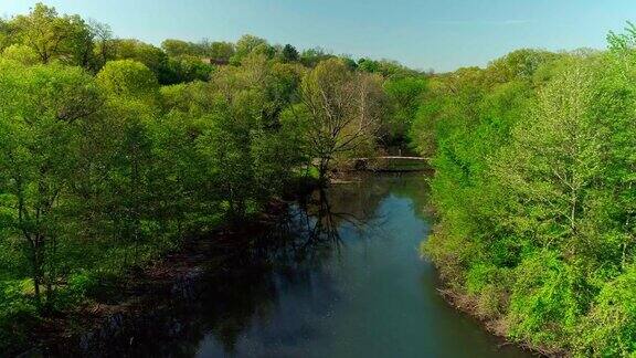 这是纽约州威彻斯特县布朗克斯维尔布朗克斯河公园美丽的航拍视频
