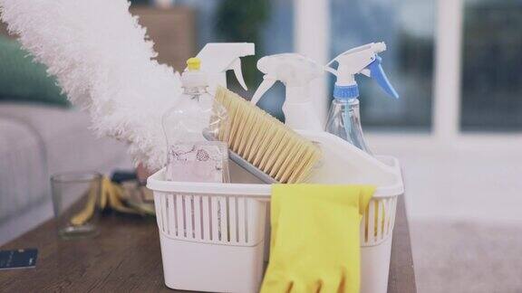 清洁产品和设备与篮子在客厅的卫生保洁和细菌工具卫生和消毒用化学品在公寓的家清洁女佣和洗涤剂