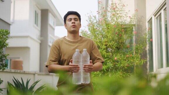 亚洲男人用一瓶水锻炼身体