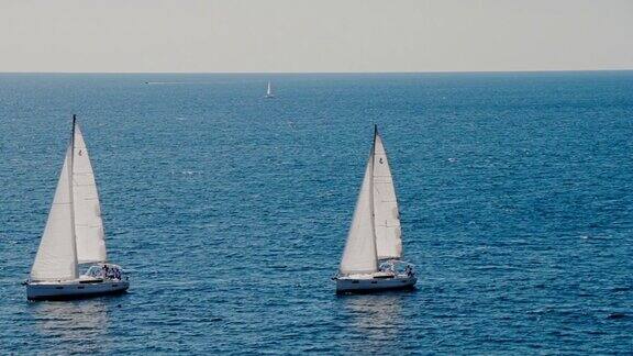 一艘帆船在美丽的亚得里亚海的地平线上
