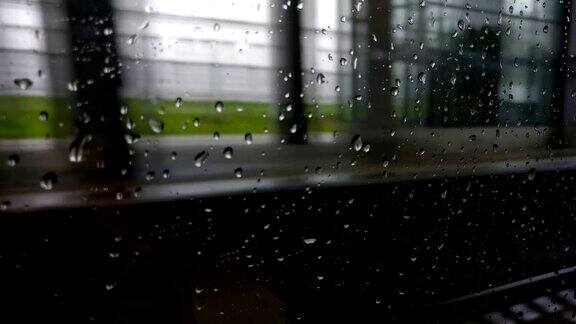 雨点落在行进中的火车的窗户上