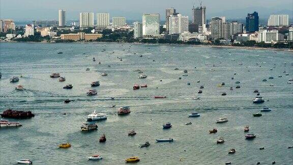 俯视图浮动许多船只和船只在海上时间流逝泰国芭堤雅