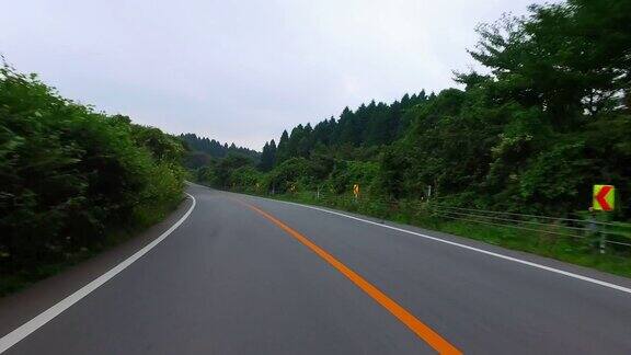 在日本熊本县的一条空旷的乡村公路上行驶