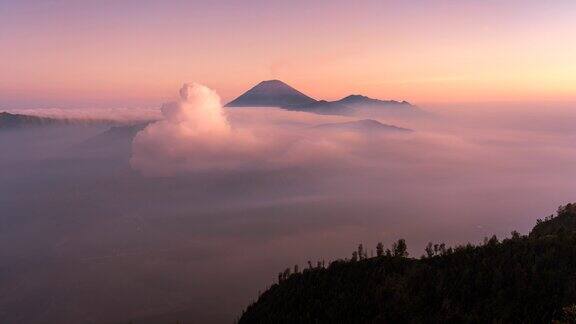 4k延时电影日落场景移动的云雾和烟雾的喷发覆盖火山mt.BromosememeruBatok和Widodaren腾格里火山口印度尼西亚