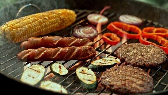 烤肉架上的肉和蔬菜