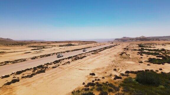 一辆汽车行驶在以色列基布兹SdeBoker附近的沙漠地带