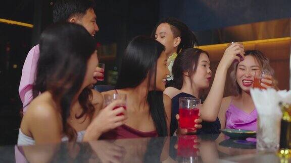 一群亚洲人在酒吧里举行小型派对