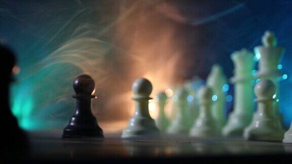 棋牌游戏的经营理念和竞争理念象棋人物在烟雾缭绕的黑暗背景上有选择性的重点
