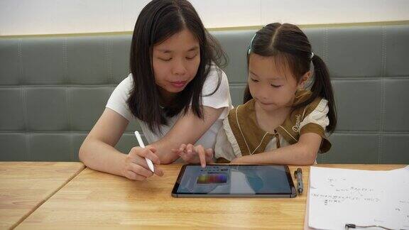 亚洲妇女和儿童使用平板电脑