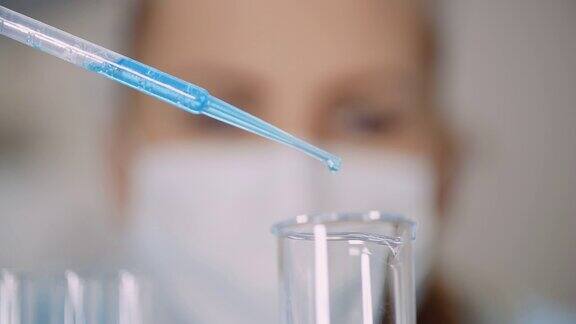 在实验室工作-科学家在实验室使用移液管