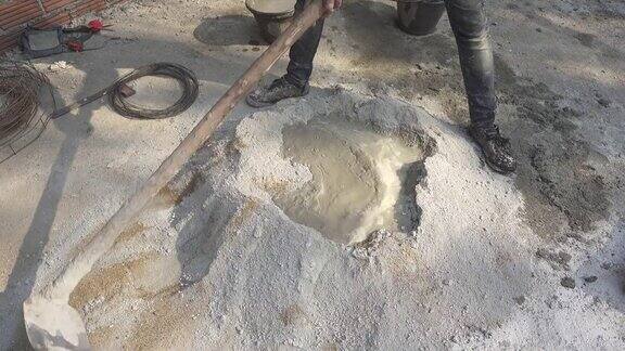 水泥工正在搅拌砂浆