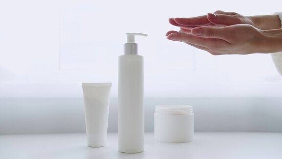 在浴室清洗使用柔软的凝胶进行高级皮肤护理